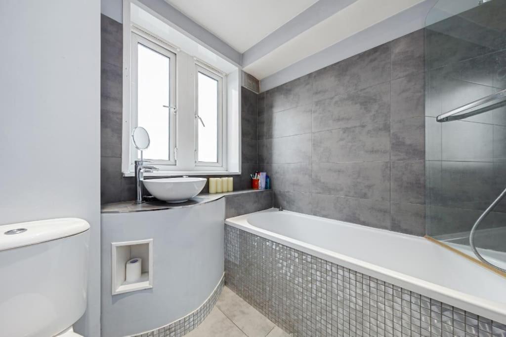 Top Floor 1 Bedroom Apartment With Views Over Londres Extérieur photo